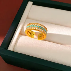 Anello vintage dorato a tre file con perle turchesi e zirconi in una scatola regalo di lusso
