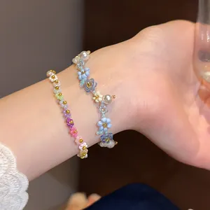Vue détaillée de bracelets de fleurs en perles colorées et douces portés au poignet