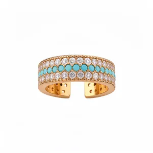 Squisito anello d'oro a tre file decorato con scintillanti zirconi e pietre turchesi.