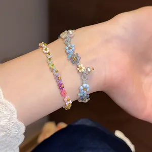 Gros plan de bracelets de perles colorées avec fleurs et accents de perles au poignet