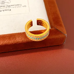 Dettaglio dell'anello aperto in oro vintage con tre file di turchese e zirconi