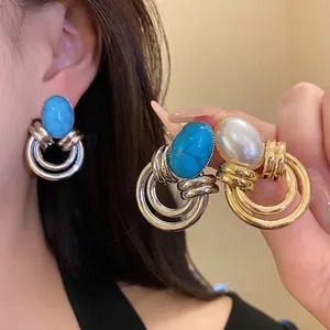 Eleganti orecchini vintage con turchese ovale e perla in cornici di metallo oro e argento