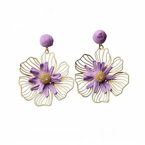 Eleganti orecchini a perno in rafia viola e fiore in metallo dorato traforato chic