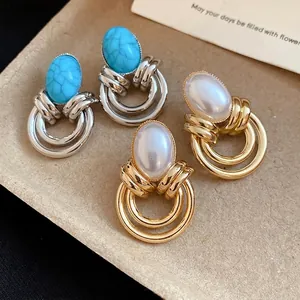 Orecchini vintage ovali con turchese e perla, stile palazzo con anelli metallici fusi