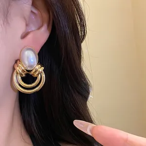 Eleganti orecchini vintage stile palazzo con perla ovale e doppio anello dorato