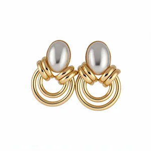 Orecchini vintage color oro con cabochon ovale e design decorativo a triplo cerchio