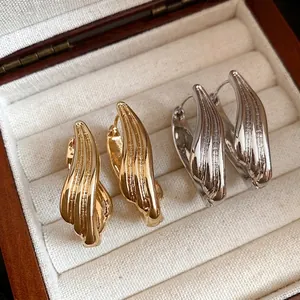 Orecchini a cerchio geometrici testurizzati in oro e argento, stile retrò chic