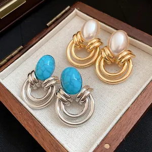 Orecchini vintage stile corte con turchese e perla in una scatola di legno