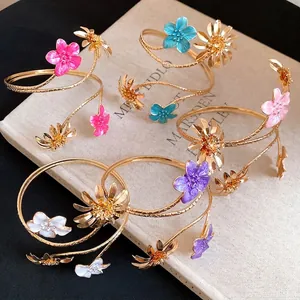 Exquisite goldene Spiral-Armreifen im Vintage-Stil mit bunten Emaille-Blumendetails