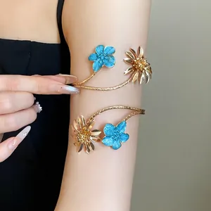 Vintage goldene Armspange für Damen mit elegantem blauen Emaille-Blumendesign