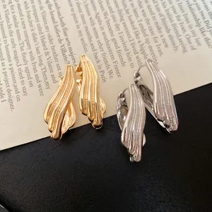 Primo piano di orecchini a cerchio con trama geometrica oro e argento in stile vintage