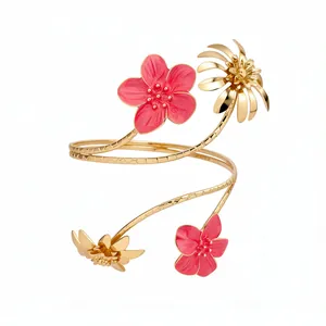 Exquisite goldene Spiral-Armspange mit leuchtend rosa Emaille-Blumen und Metallakzenten