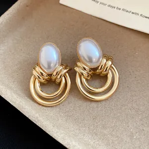 Eleganti orecchini vintage a doppio cerchio dorati con grande perla ovale centrale