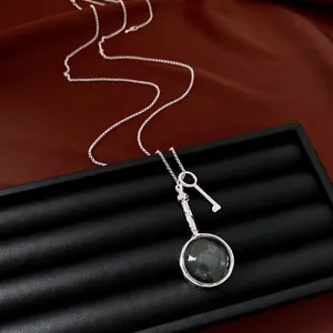 Collana vintage in argento con lente d'ingrandimento circolare e ciondolo chiave