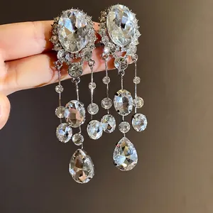 Clips d'oreilles élégants avec strass ovales et pampilles gouttes pour bijoux chic.