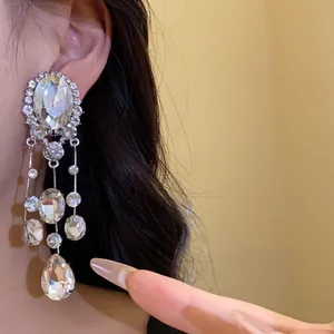 Clips d'oreilles raffinés à pompons en strass avec de brillants cristaux ovales pour femme
