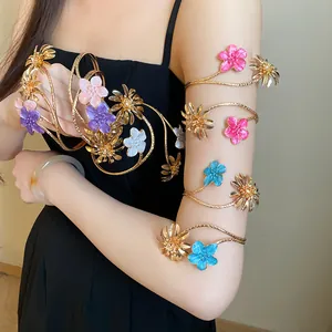 Detail eines floralen Emaille-Armreifs in Goldoptik mit bunten blühenden Blumen.