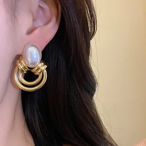 Eleganti orecchini vintage stile palazzo con perla ovale e dettagli a doppio cerchio
