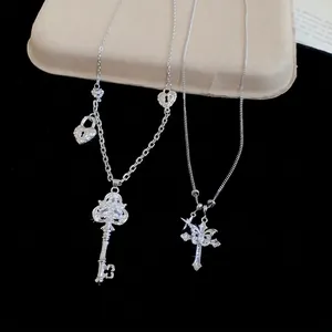 Colliers élégants en zircon argenté avec pendentifs clé cœur et croix pour femmes