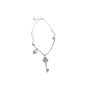 Collier argenté avec pendentifs clé et cœur ornés de pierres de zircone étincelantes