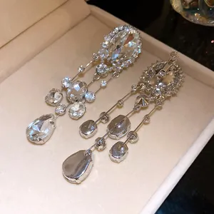 Détail de boucles d'oreilles clips à pompons en strass élégants avec un éclat brillant