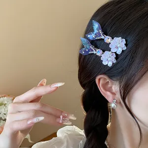 Primo piano di eleganti fermagli per capelli con coda di sirena e fiori in resina e perle.
