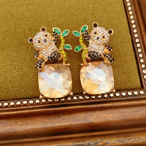 Vista dettagliata degli orecchini panda con strass e grandi cristalli champagne