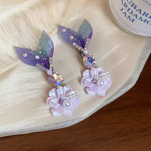 Dettaglio ravvicinato dell'elegante fermaglio per capelli con coda di sirena e strass brillanti