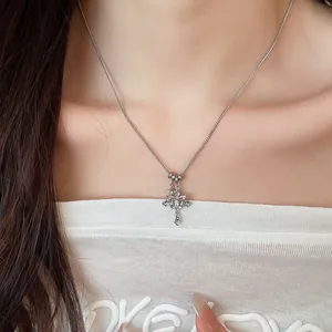 Vue détaillée d'un collier pendentif croix en zircon porté pour un look élégant de mode