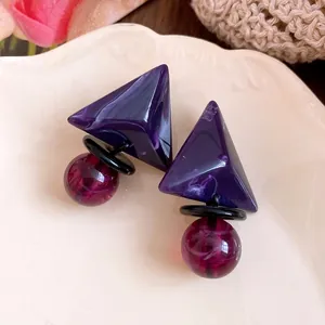 Elegante Harz-Ohrhänger mit marmoriertem Dreieck und Kugelformen in Lila