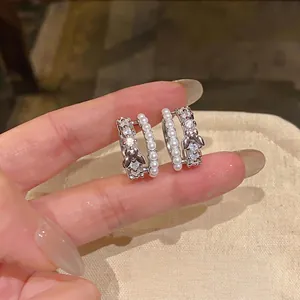 Elegante Silberreifen-Ohrringe mit hohlem Schmetterling, Perlen und Zirkonia-Akzenten.
