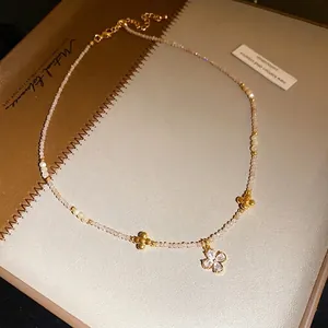 Élégant collier plaqué or 18 carats avec un pendentif fleur en zircone scintillant.