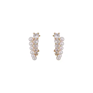 Elegantes pendientes curvados con perlas blancas y circonitas cúbicas brillantes