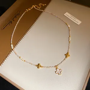 Vue détaillée d'un collier plaqué or 18 carats avec un pendentif fleur en zircon brillant