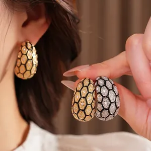 Boucles d'oreilles en C plaquées or 18 carats avec motif en nid d'abeille et zircons