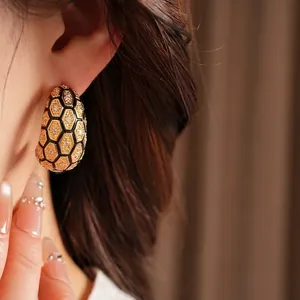 Elégantes boucles d'oreilles en C plaquées or 18 carats avec un motif nid d'abeille