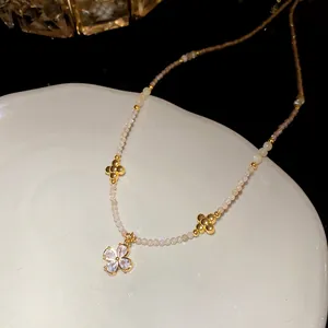 Vue détaillée du collier vintage plaqué or 18k avec pendentif fleur en zircon