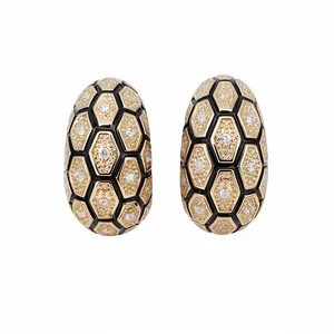 Boucles d'oreilles créoles en C plaquées or 18k avec incrustation de zircon en nid d'abeille