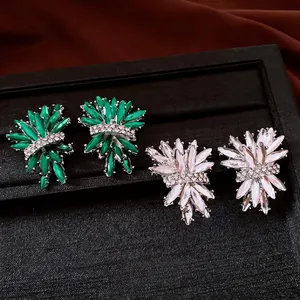 Eleganti orecchini a perno fuoco d'artificio con strass verdi e trasparenti