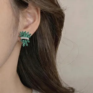 Eleganti orecchini a lobo a forma di fuoco d'artificio verde con strass su modella