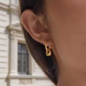 Primo piano di orecchini a cerchio dorati multi-anello in acciaio placcato oro 18K