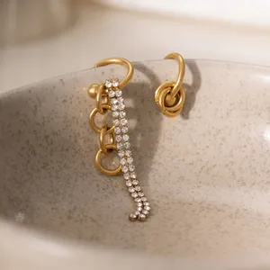 Dettaglio macro degli orecchini placcati oro 18K con eleganti nappe di strass