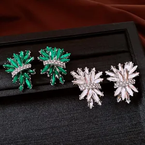 Primo piano di eleganti orecchini a lobo con strass a forma di fuoco d'artificio