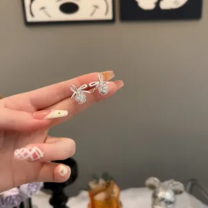 Gros plan détaillé d'élégantes boucles d'oreilles nœud en argent avec pierres en zircone