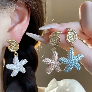 Elegantes pendientes de concha y estrella de mar chapados en oro de 18k para vacaciones