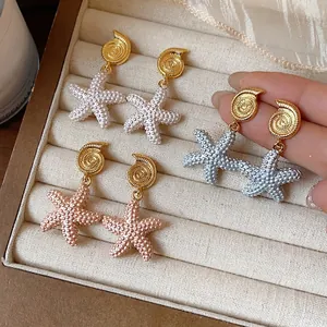 Elegantes pendientes de estrella de mar y concha bañados en oro de 18 quilates para playa