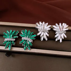 Primo piano di eleganti orecchini a bottone in cristallo a forma di fuochi d'artificio