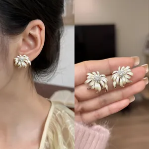 Luxury Daisy Flower Stud Earrings For Women Alloy Rhinestone Summer Style Enamel Floral Earrings With Silver Earring Post