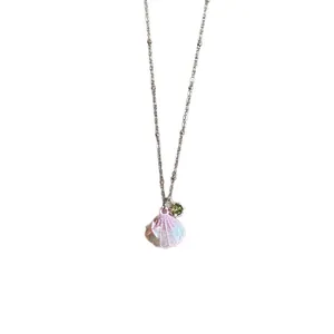Elegante collana in acciaio con pendente a conchiglia rosa iridescente e charm in zircone