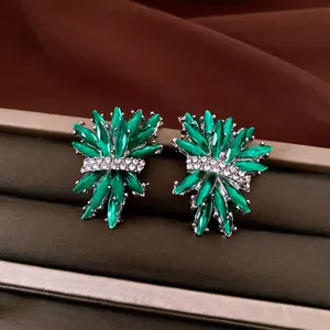 Orecchini a perno in cristallo verde smeraldo di lusso con ago d'argento per donna elegante